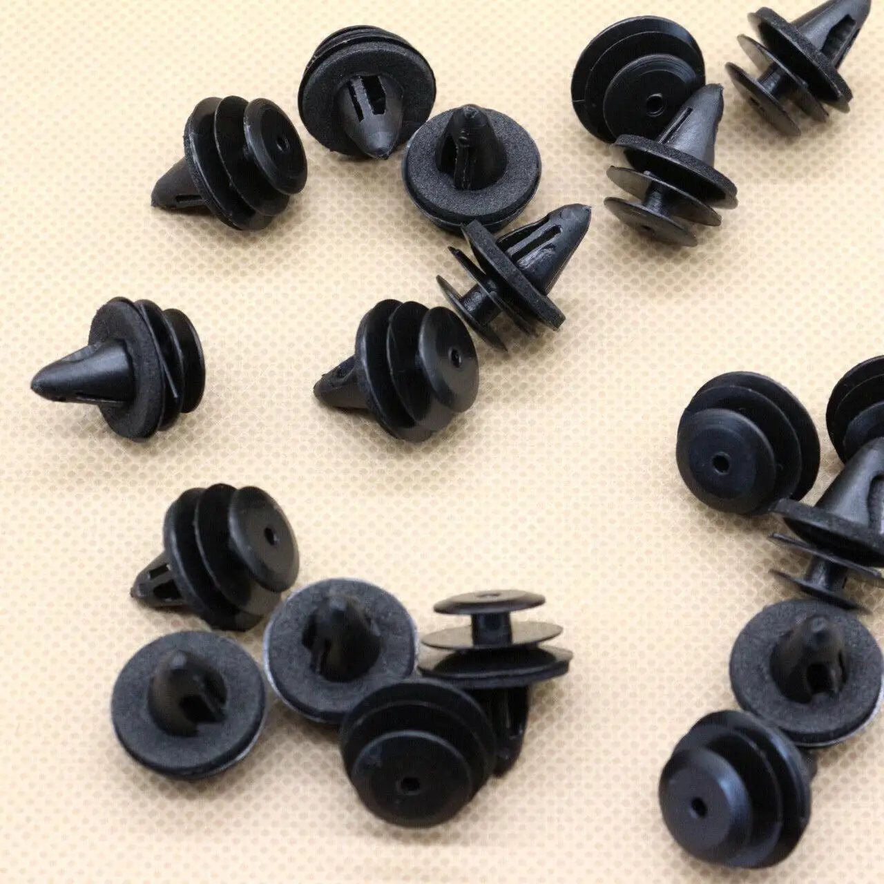 100 x Black Nylon Door Panel Retainer Clips With Sealer For Nissan For Infiniti