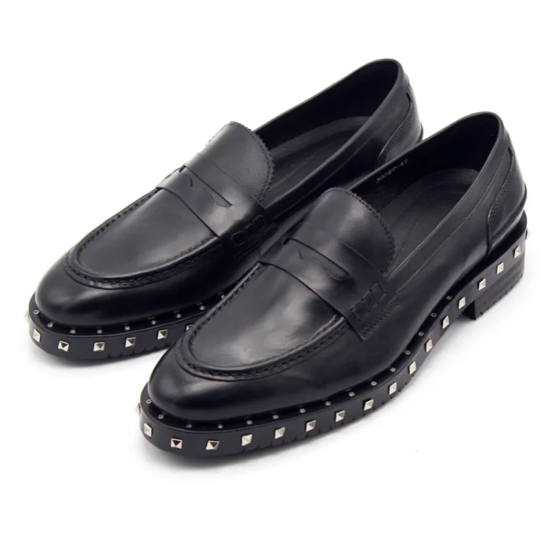 

Мужская обувь на плоской подошве, осенние новые кожаные лоферы на толстой подошве с заклепками, банкетные мужские туфли большого размера, маленького размера