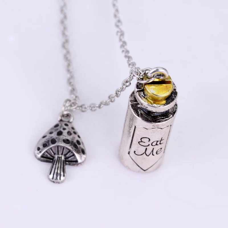 Vintage Charm Alice In Wonderland Torque The Album\'s Title Eat Me Drink Me Charm Pendant Alloy Bottle Pendant Necklace