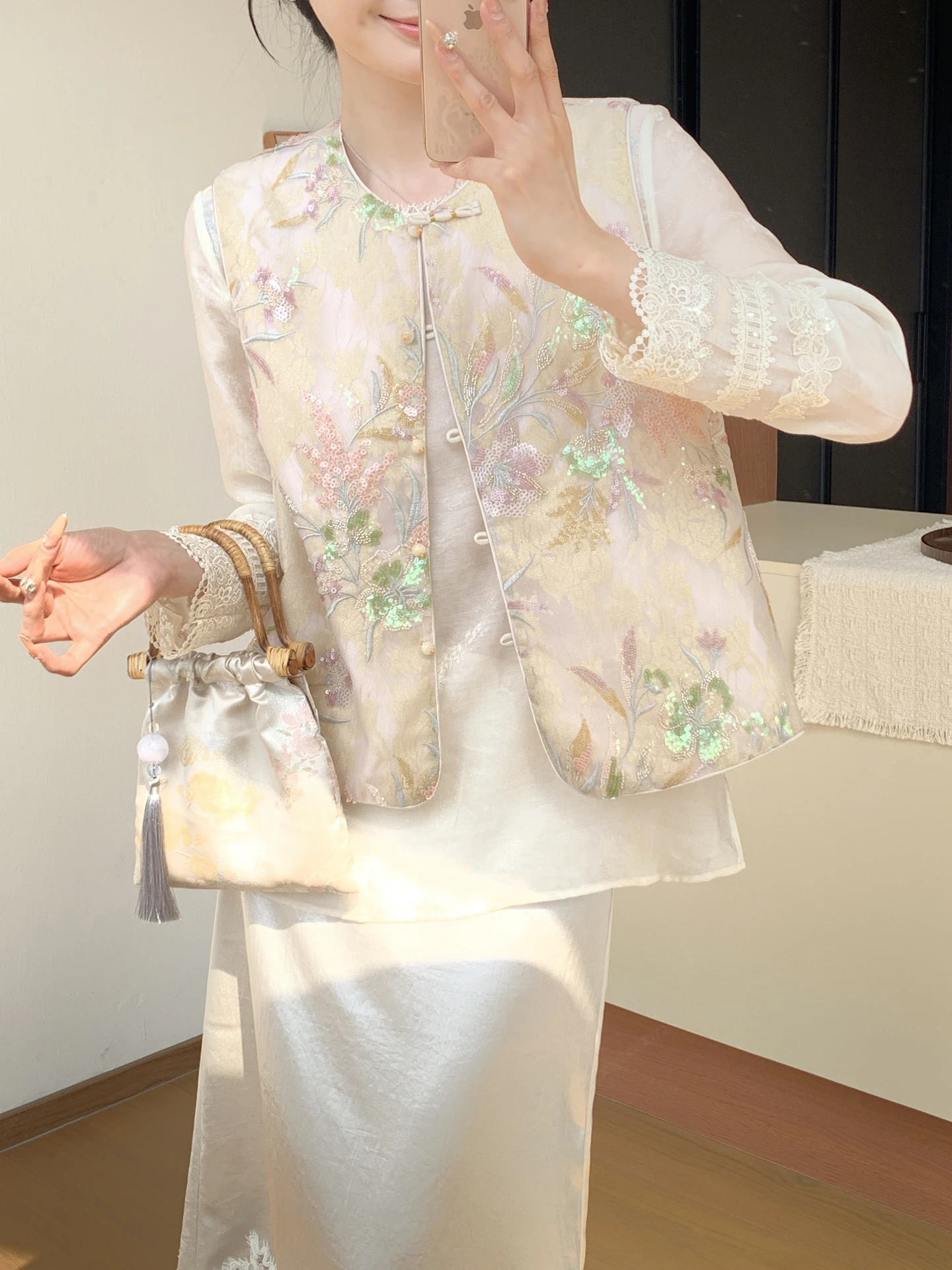 

Новый китайский комплект: вышитый жилет с бисером и кружевная блузка с круглым вырезом. Универсальный весенне-летний комплект из двух предметов. Женский модный ансамбль.