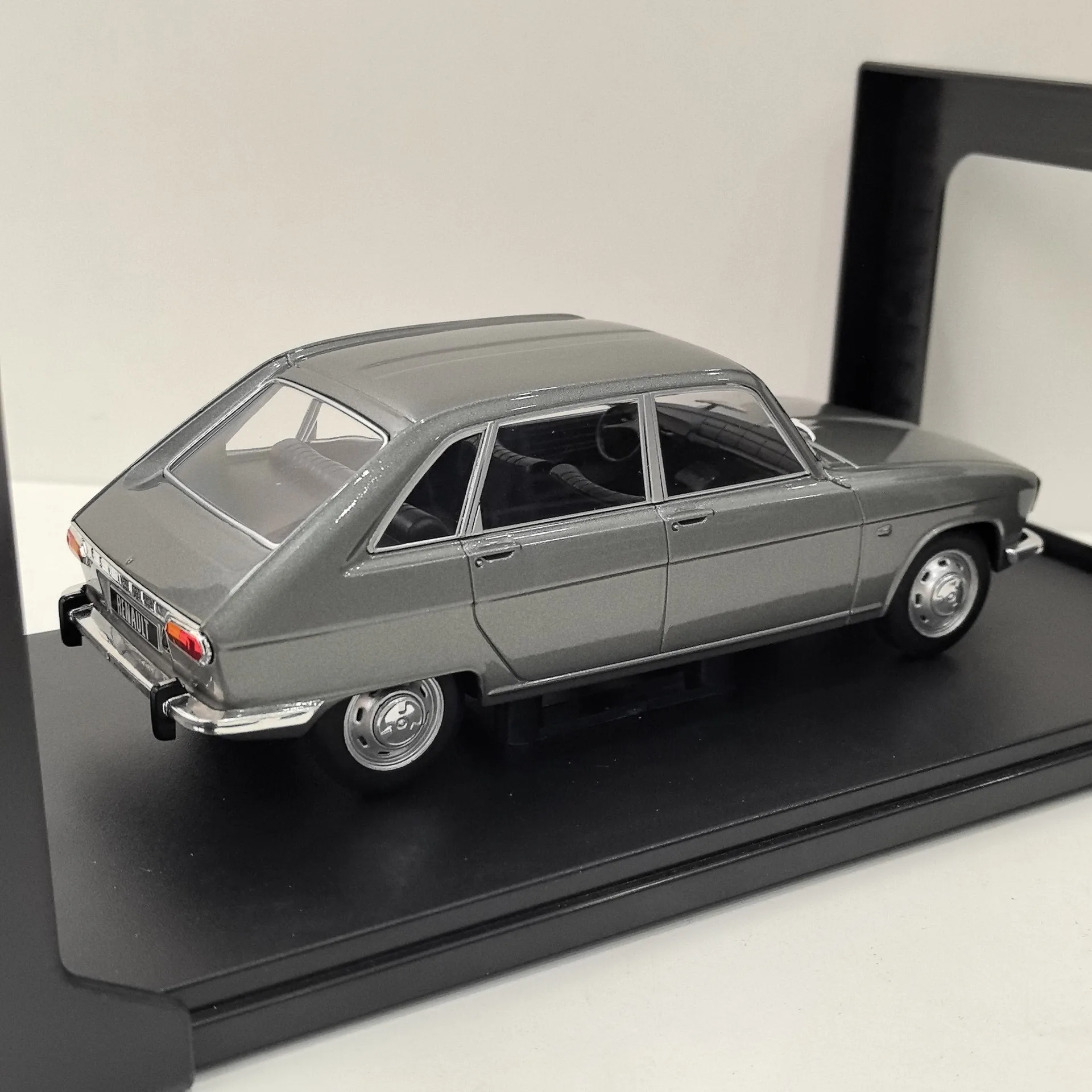 Pressofuso WHITEBOX Scala 1/24 RENAULT 16 1965 Renault Modello di Auto In Lega Da Collezione Giocattolo Regalo Souvenir Display Ornamento
