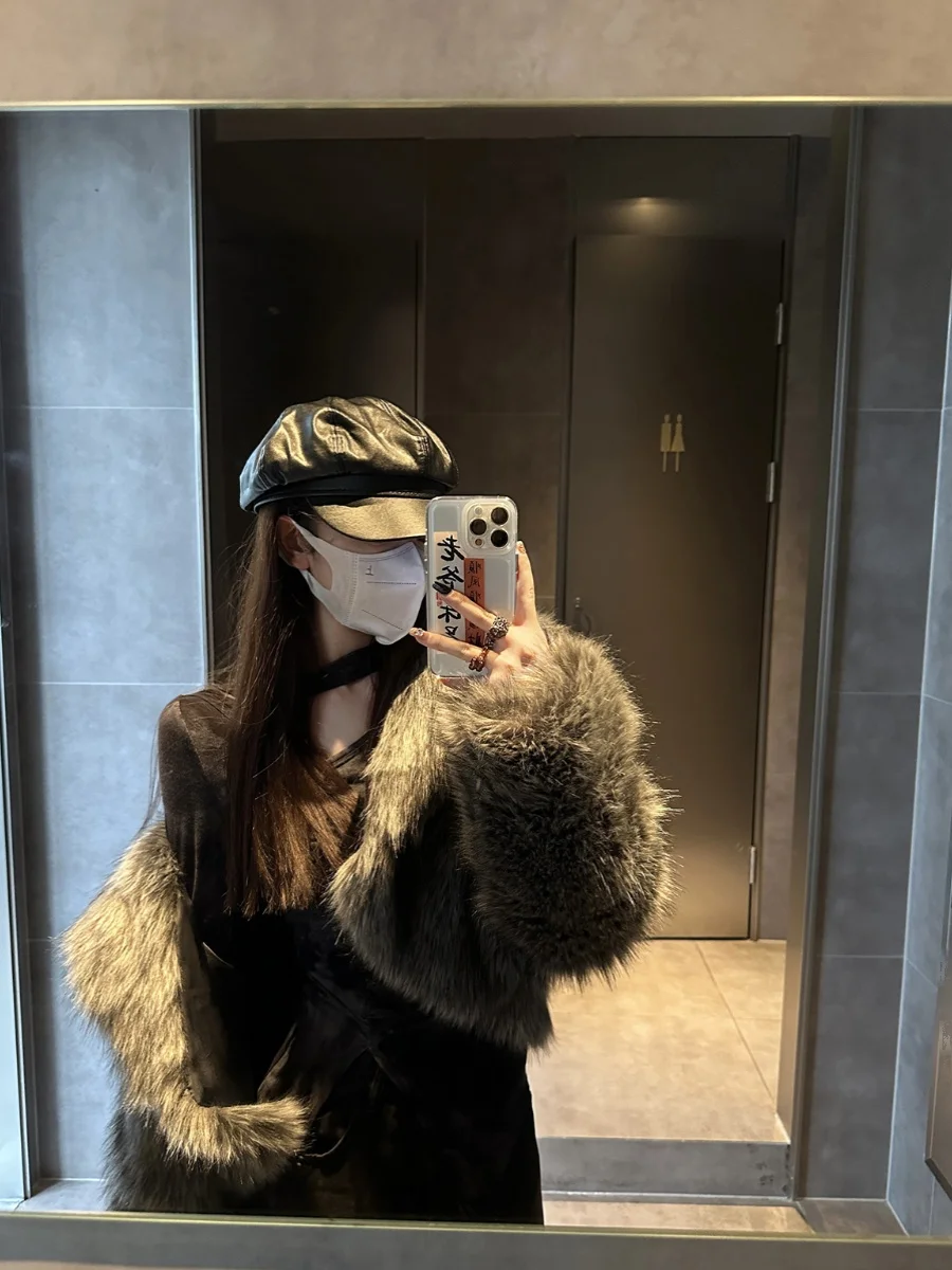 

Модная белая шуба из искусственного меха Loki Silver Plu Jaet с пуговицами, длинными рукавами и утеплением для повседневной носки