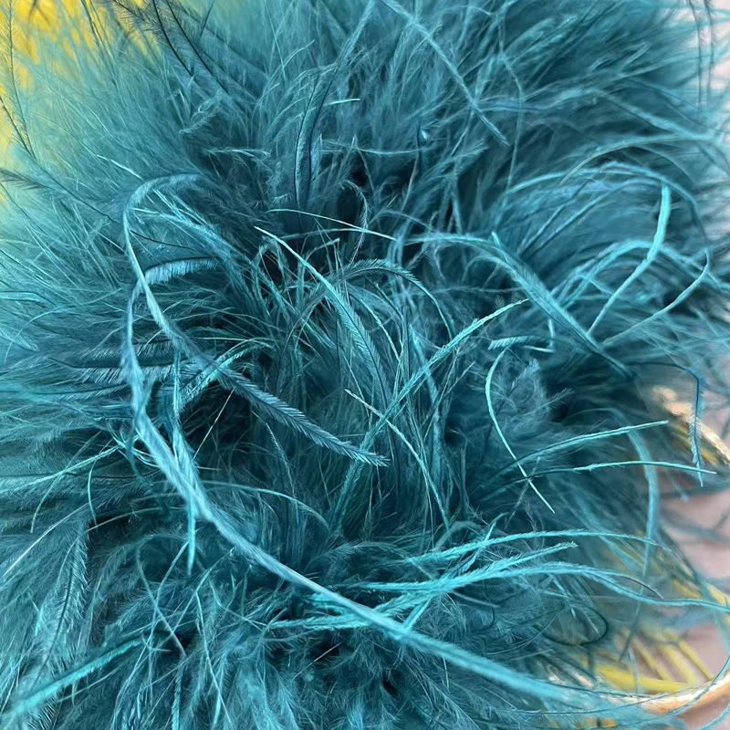 Neuestes Design eines Kleides aus 100% natürlichen Straußenfedern, mehrfach geschwungenes Design, durchsichtiges rückenfreies Kleid, sexy Damenkleid. – Detail 16