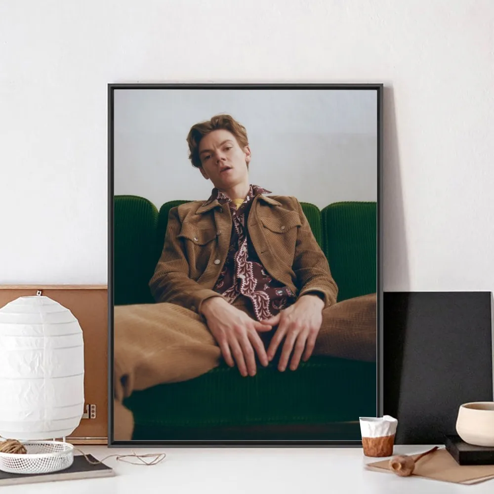 Thomas Brodie Sangster Poster No Framed Poster Kraft Club Bar Paper Vintage Poster Wall Art Painting Bedroom Study Stickers