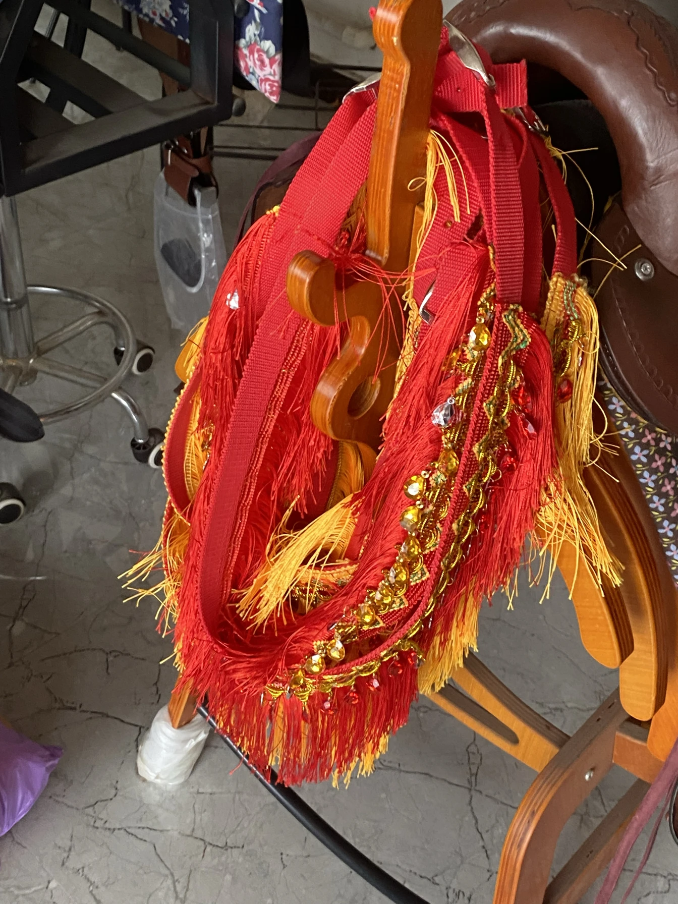 تم تجهيز الخيول بصناديق ملونة وصناديق كبيرة وزخارف السرج وصناديق الزهور.