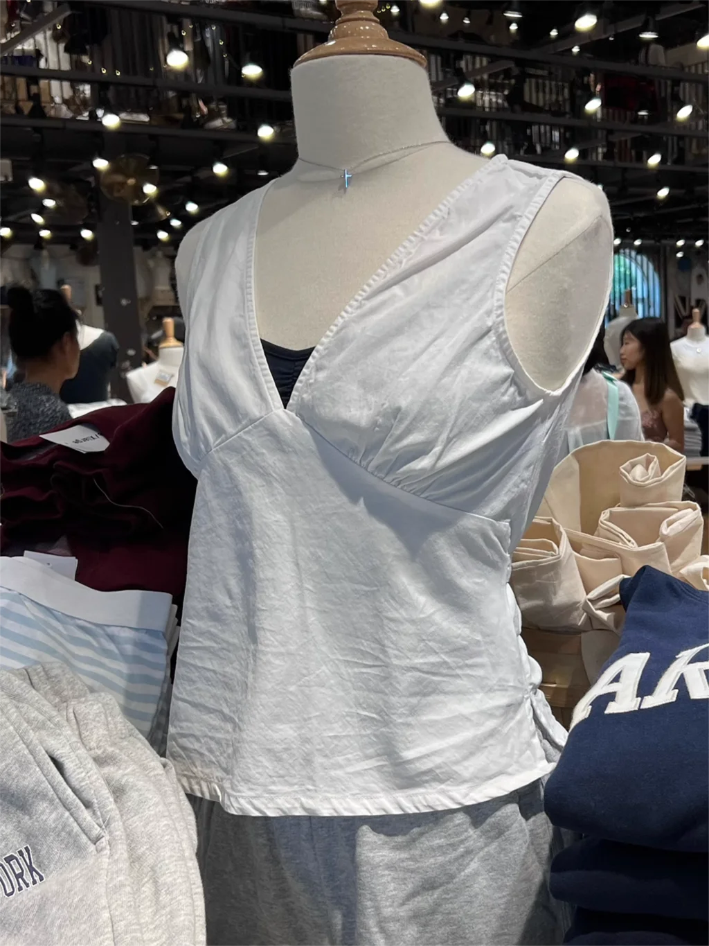 เสื้อแขนกุดคอวีเซ็กซี่สำหรับผู้หญิงเสื้อกล้ามคอวีแขนกุดสีขาวหวานน่ารักสไตล์เพรพพี้ลำลองรุ่นพื้นฐาน