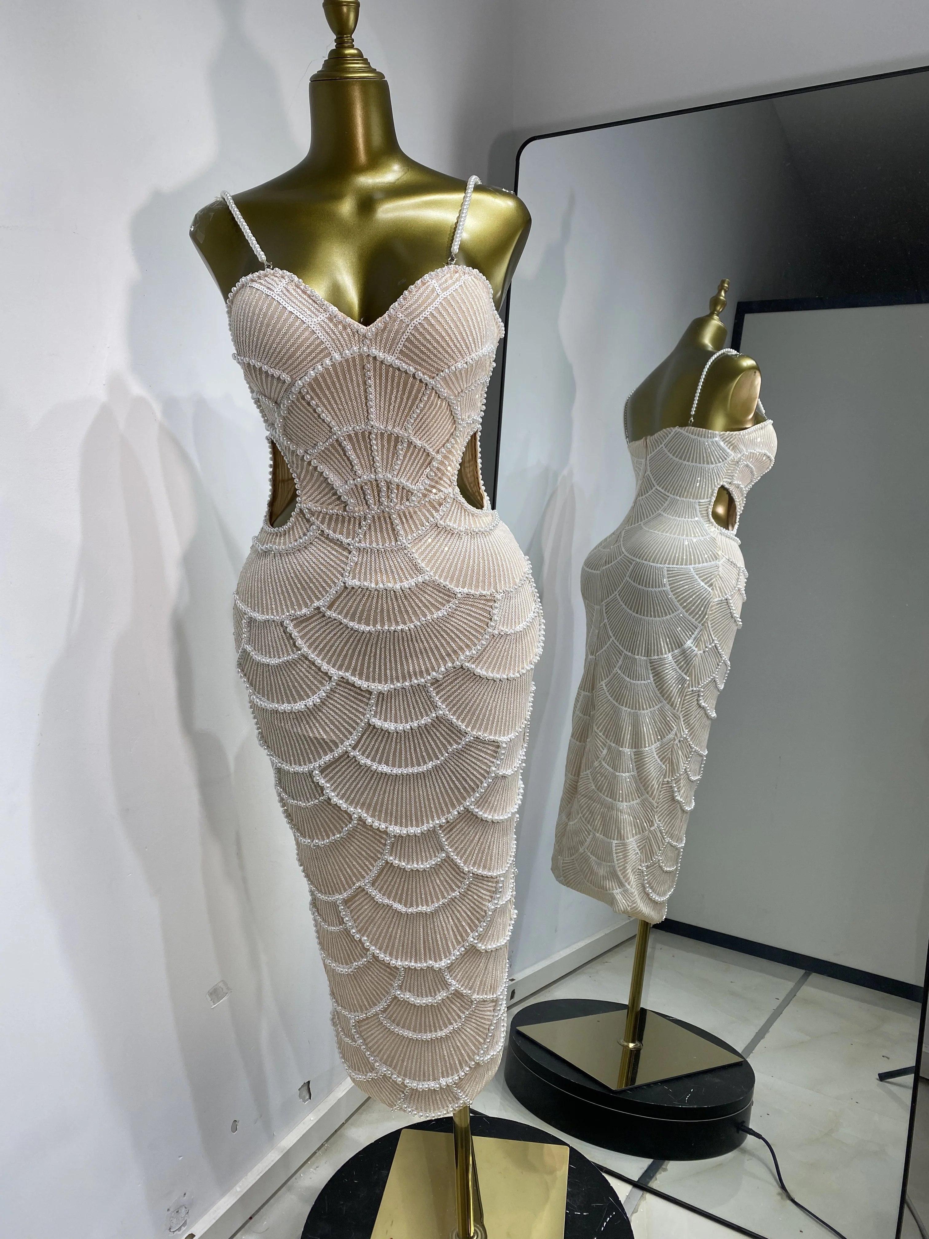 المرأة الأبيض اللؤلؤ الترتر ميدي فستان طويل السباغيتي حزام قطع عيد ميلاد فساتين الحفلات المسائية قطعة واحدة المشاهير المدرج