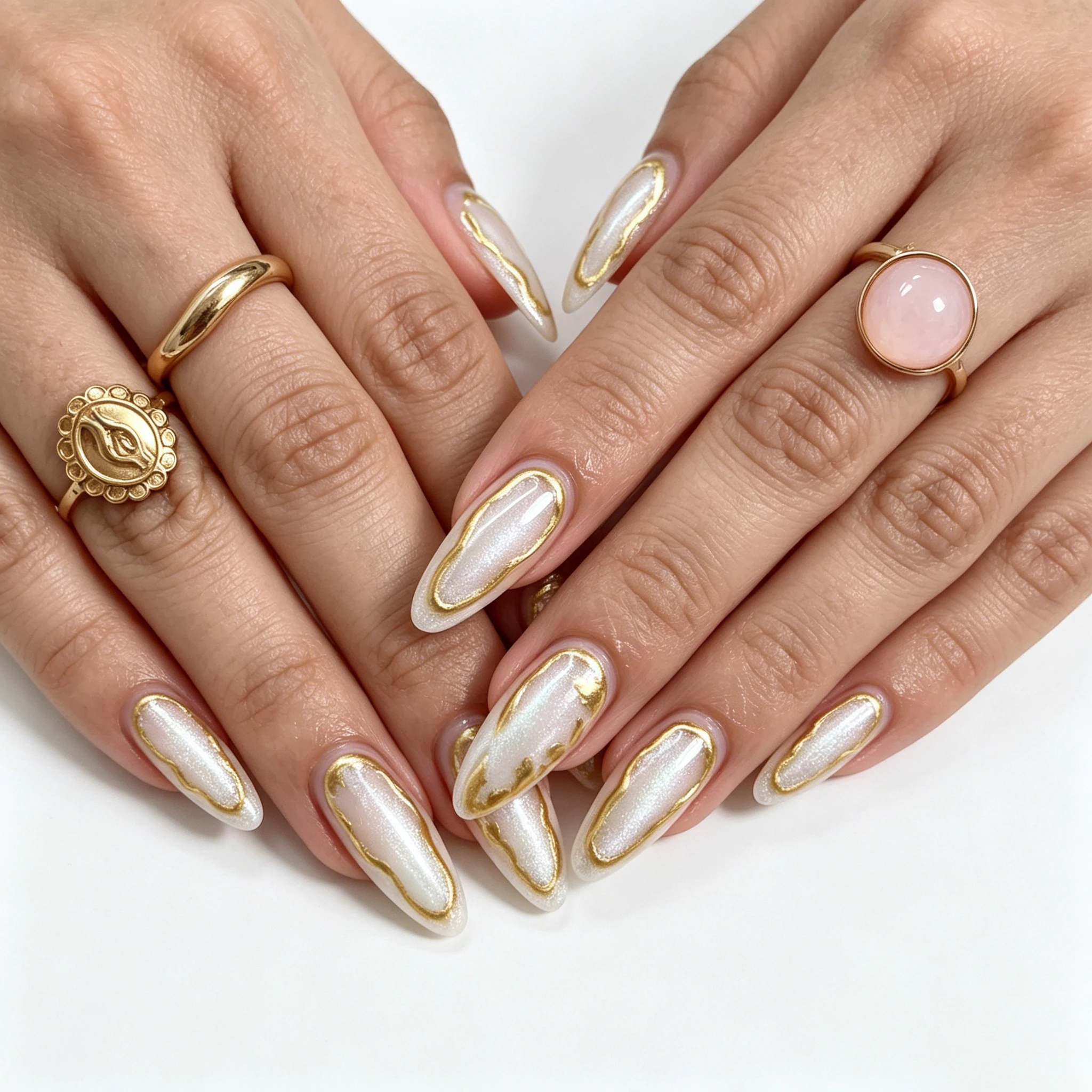 24 faux ongles à presser, forme amande moyenne, effet œil de chat, faits à la main, blanc laiteux, motif irrégulier avec contour doré, réutilisables et amovibles