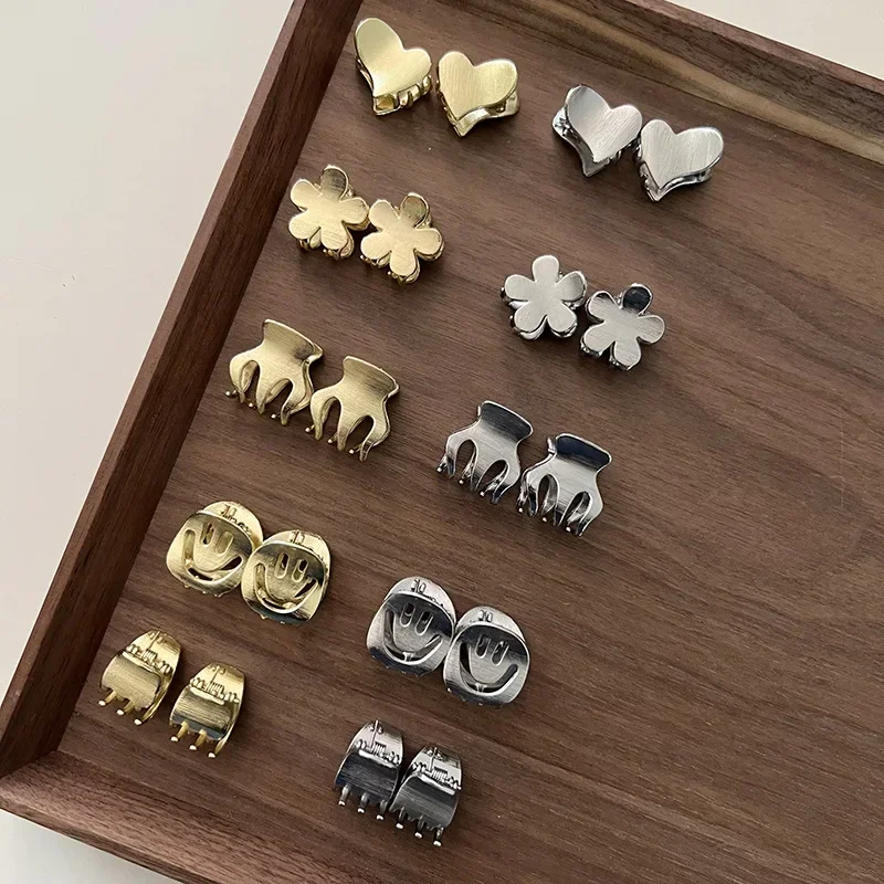 Рисунок 2 - металлические мини-заколки для волос с улыбкой на лице