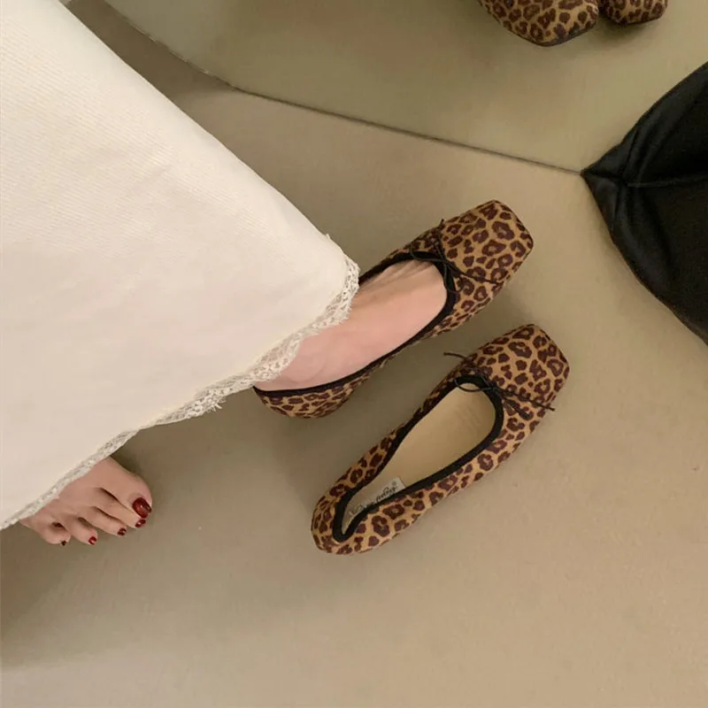 Modische Ballerinas für Damen, höhenverstärkende Slip-On-Schuhe, flache Damenschuhe mit Schleifenknoten, neue Frühlings- und Herbstkollektion. – Detail 2