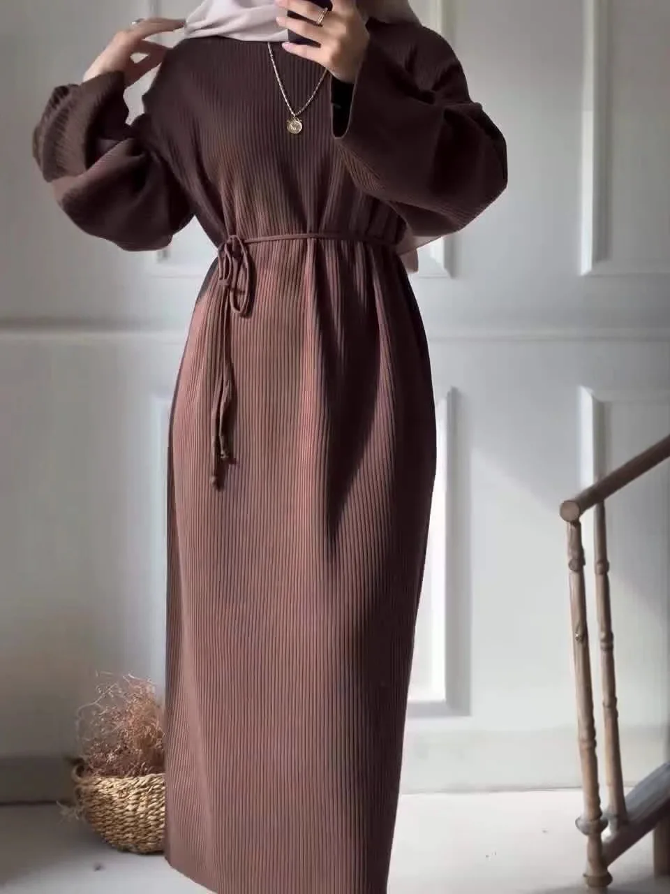 중동 스타일 니트 풀오버 크루넥 드레스 캐주얼 엘레강스 모던 드레스 퍼프 소매 니트 드레스 스타일리시 일상복