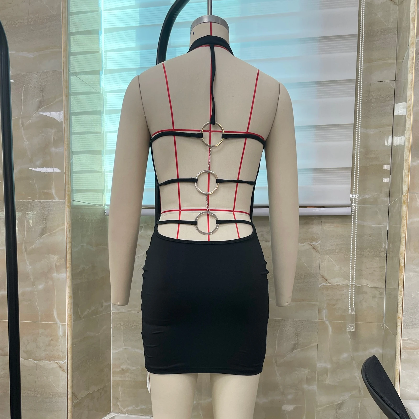 高級 2025 女性ミニドレス無地カウルネックホルターネックノースリーブドレス夏のメタルリング背中の開いたボディコンドレス