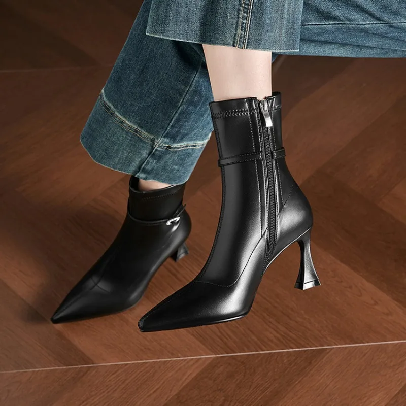 أنيقة حذاء من الجلد للنساء جديد 2025 شتاء الخريف أسود أبيض قصير التمهيد رقيقة الكعوب أحذية الحفلات سيدة