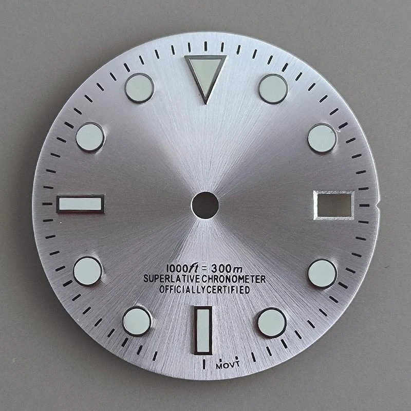 The new SUB sunray modified S dial has round studs 28.5mm green luminous NH35 NH36