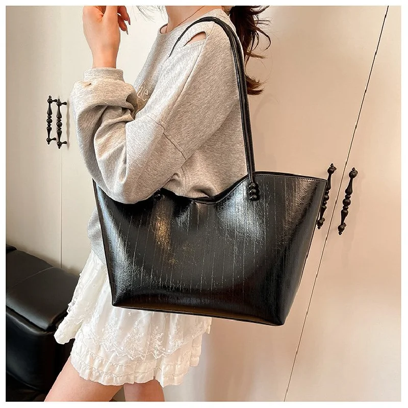 

Luxury Elegant Leather Tote Bag For Women Featuring High-End Vintage Design And Spacious Commuter Use