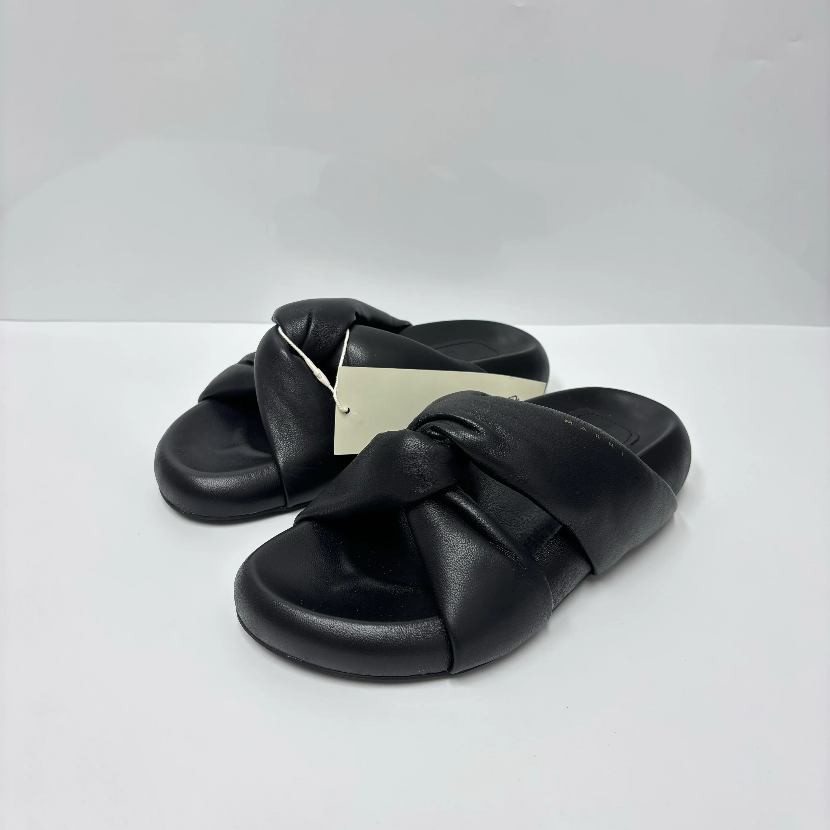 

Новинка 2023 года, модные универсальные удобные повседневные тапочки на плоской подошве для женщин, кожаные внутренние тапочки с вырезами