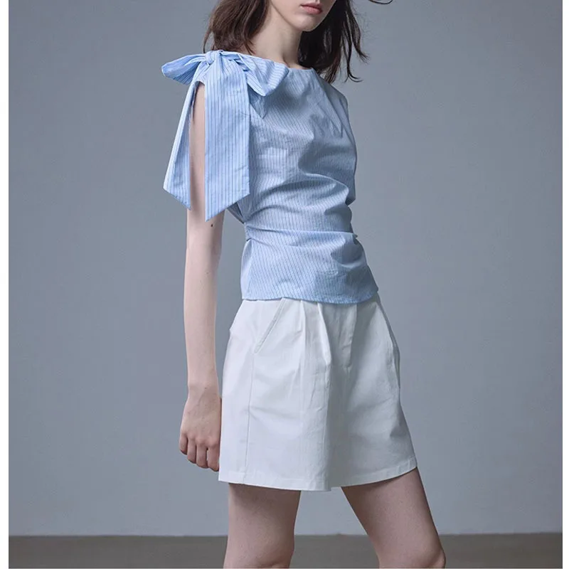 Céu azul listrado assimétrico sem mangas camisa feminina verão com cinto arco nó cintura fina plissado casual versátil feminino topos