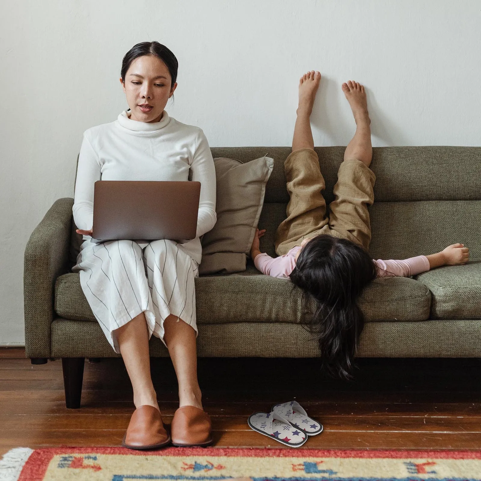 

2Pairs Disposable Slippers Non-Skid Soft Sole Comfortable Slippers Casual Home Travel Children Kids Protection Hotel Guest