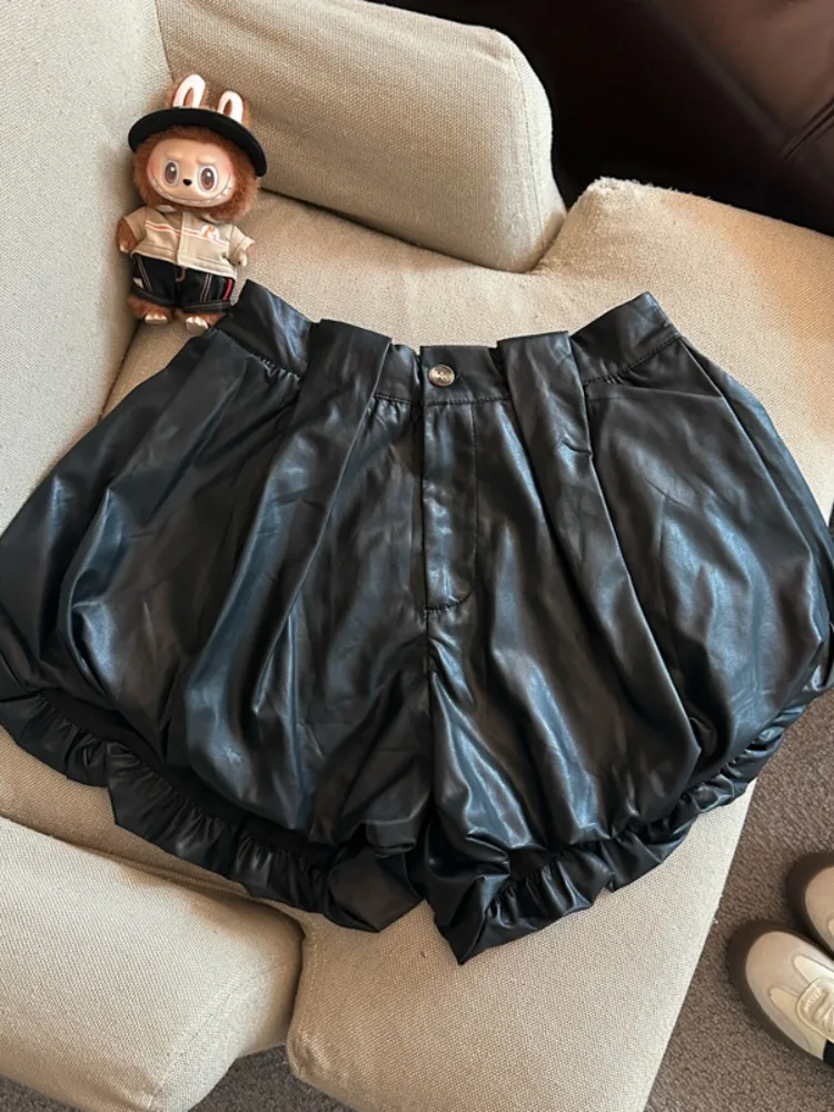 Retro PU-Leder Blumenknospen-Shorts Damen Herbst Winter neue hoch taillierte Mode Nische Persönlichkeit A-Linie Hose mit weitem Bein