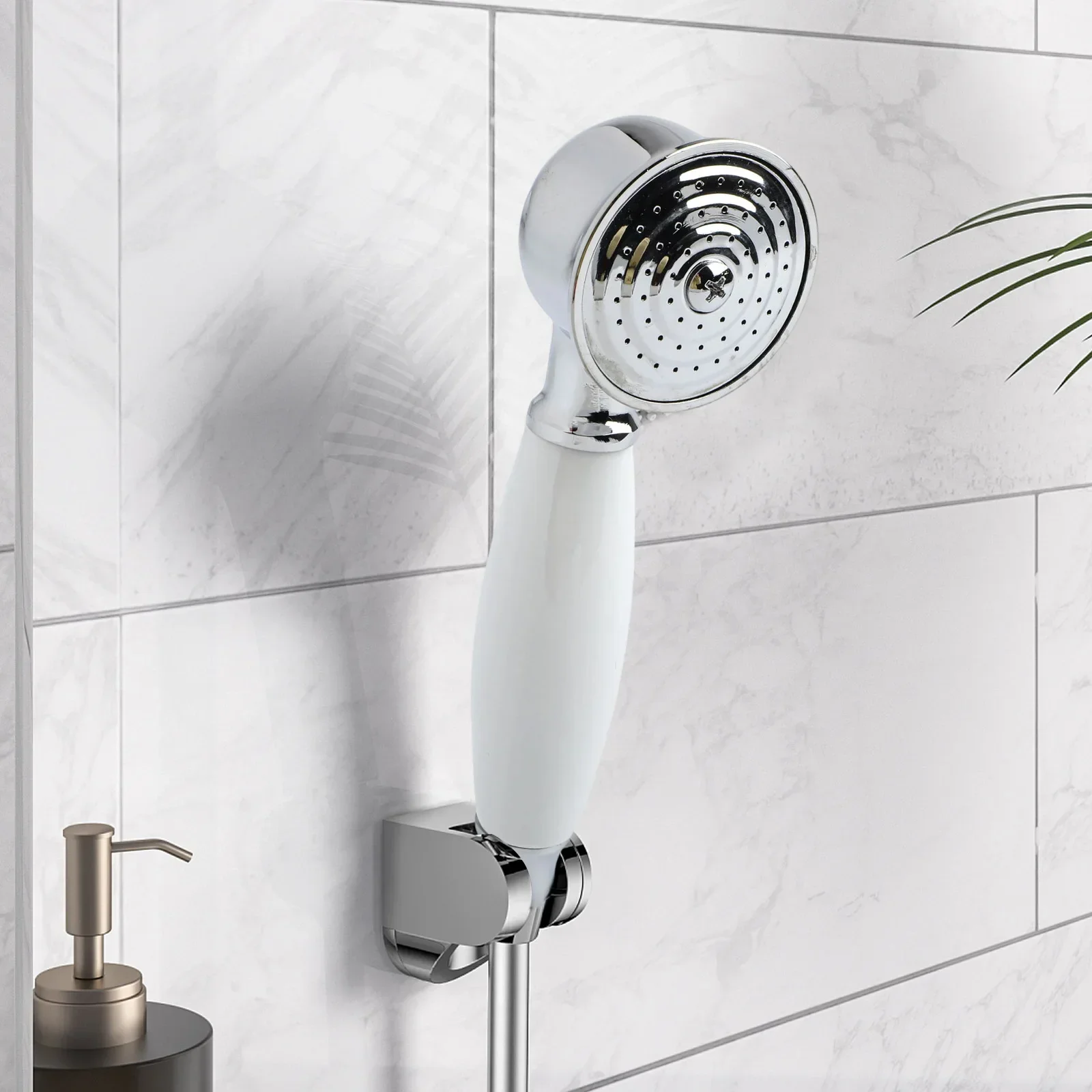 

Наслаждайтесь мощным душем с помощью винтажной ручной душевой лейки, хромированной душевой головки, устойчивой к протечкам и долговечной.