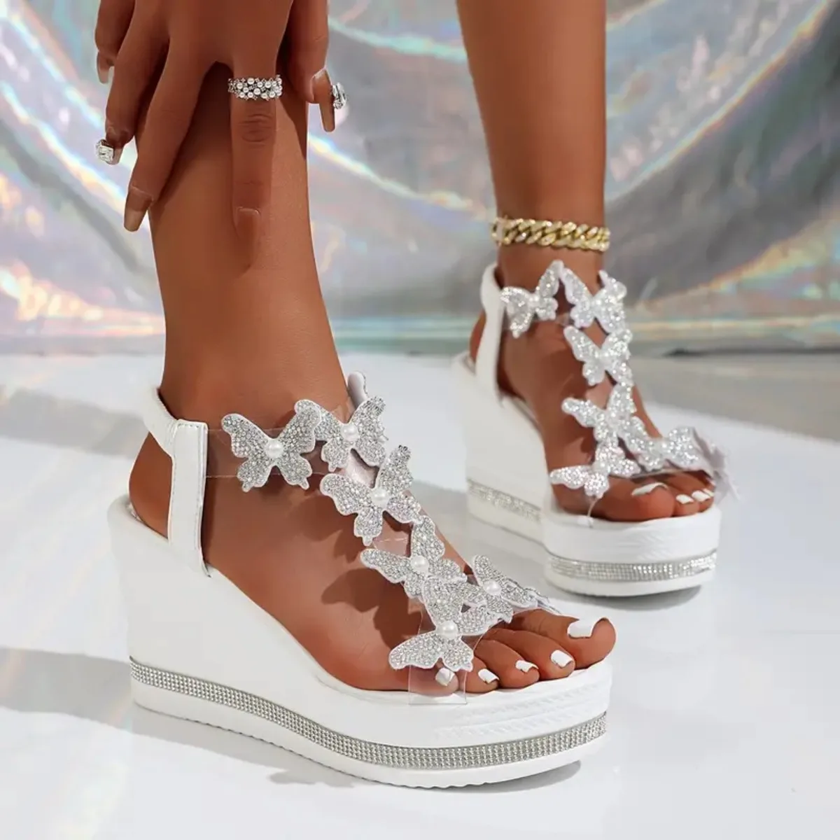 Sandalias de cuña de tacón alto para mujer, sandalias de mariposa a la moda con plataforma, decoración de diamantes de imitación, zapatos populares entre el dedo del pie para mujer