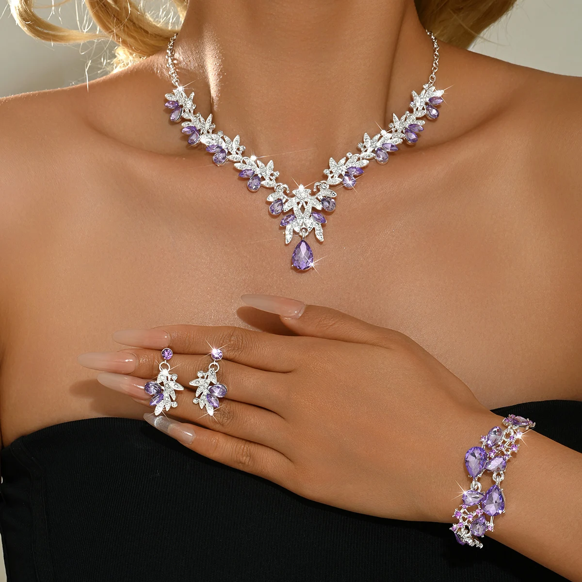 Conjunto de Joias em Tom Prateado com Flor e Gota de Strass Roxo para Mulheres |   Colar com pingente em forma de gota em V, brincos e pulseira