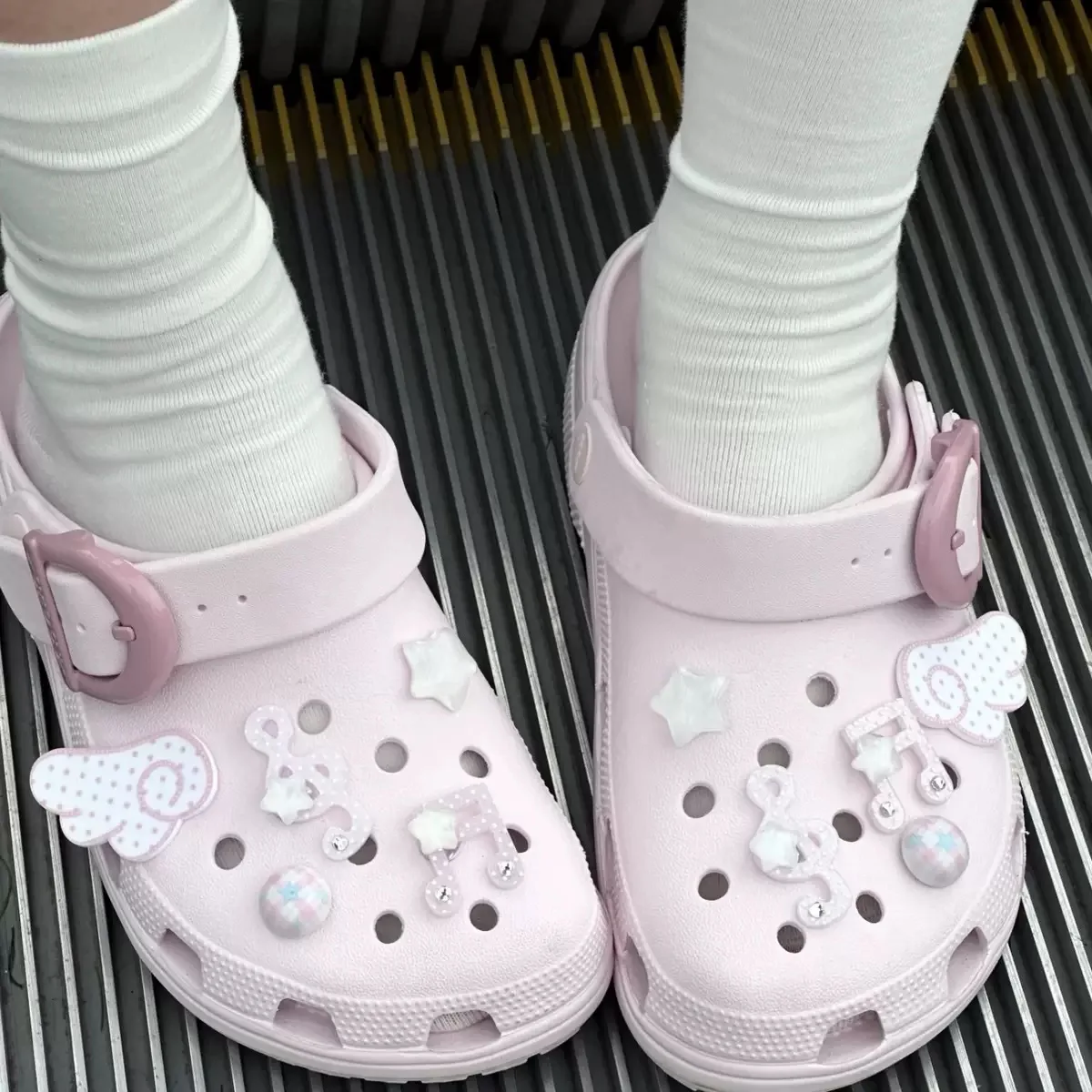 Cute Musical Note Shoes Charm Laser Wings Shoe Buckles DIY Diamond Clogs/slippers Accessories Pentagram Slippers Decoration
