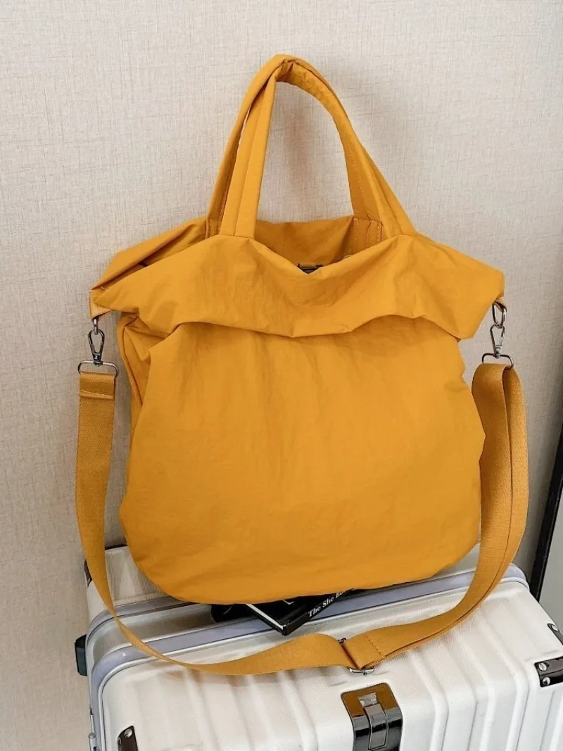 CEEKAY Mattschwarze, gekräuselte Nylon-Umhängetasche, übergroße, weiche Umhängetasche mit einfacher Überschlagöffnung, breiter, verstellbarer Stoffriemen, lässige Handtasche – Detail 26