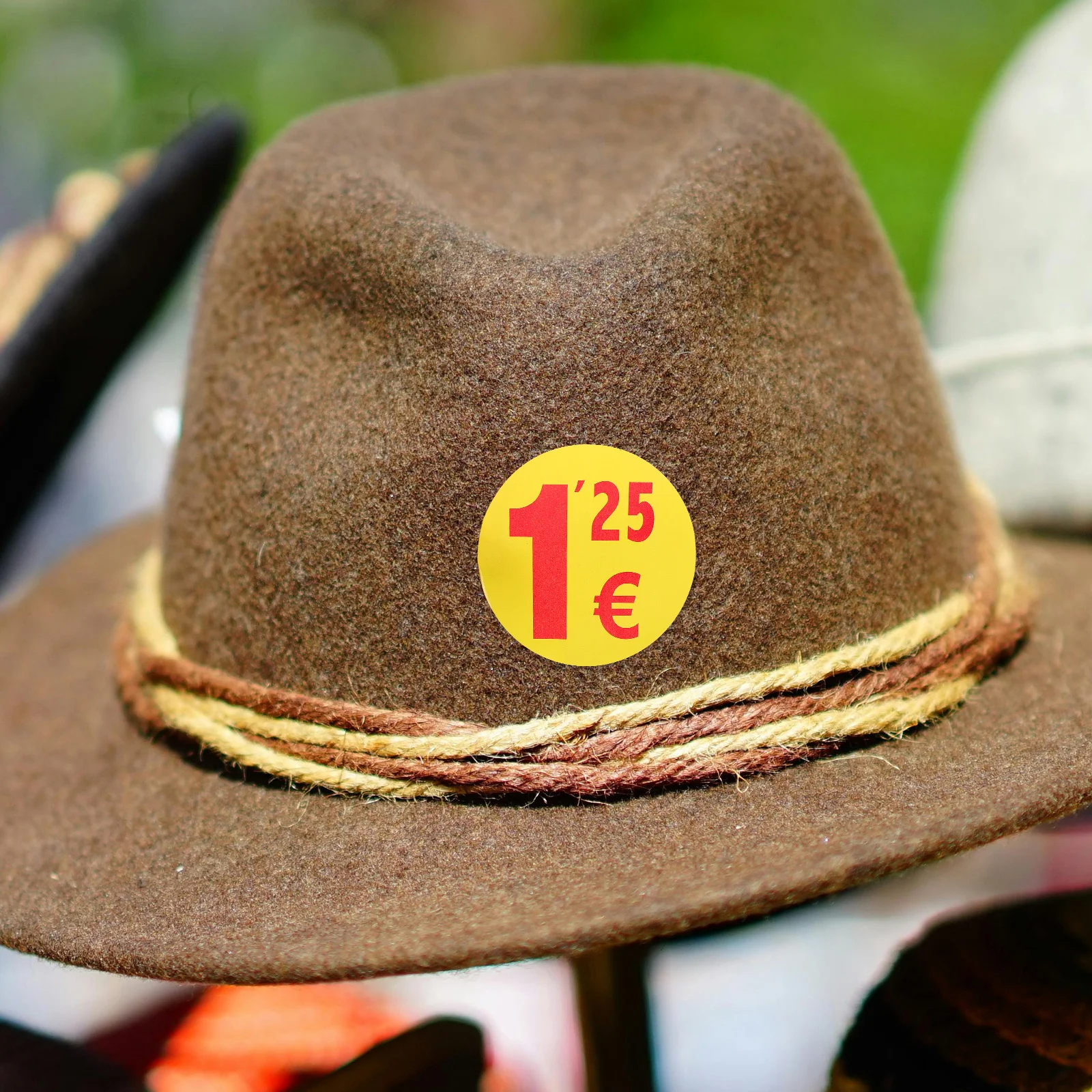 

1 Roll Round Price Label Sticker Bright Color Adhesive Price Tag Paper Market Pricing Stickers for Retail Stores Small Business