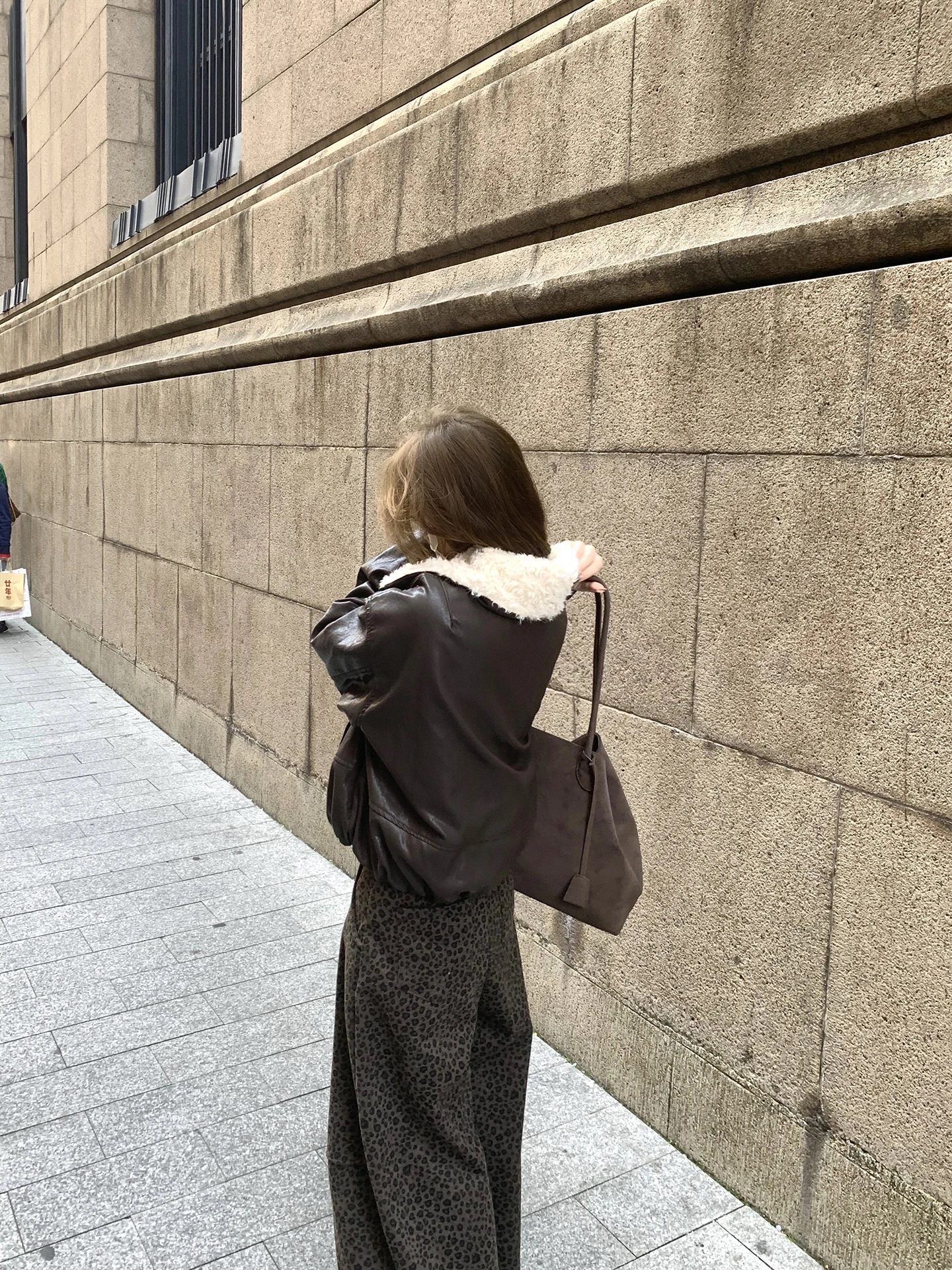 XXIIUU 2025年冬新作 ダブルカラー フェイクレザー裏地付き レディースロングコート 韓国風 スリープルーフィット ジップアップ...