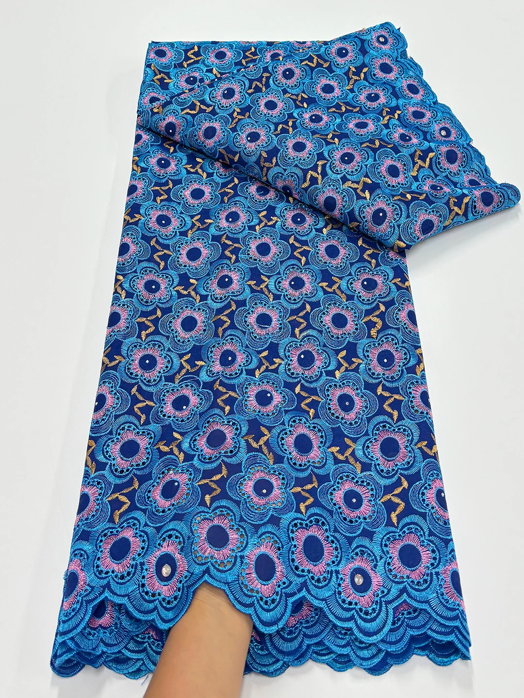 

Швейцарская вуаль кружева в Швейцарии камень африканская сухая кружевная ткань 2024 Высококачественная нигерийская 100% хлопчатобумажная кружевная ткань для свадебной фотосессии