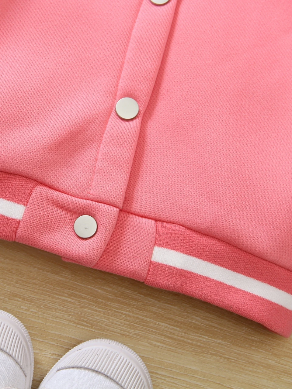 Le giacche da baseball rosa da ragazza casual e alla moda autunnali e invernali con stampe di lettere dei cartoni animati sono adatte per le gite quotidiane