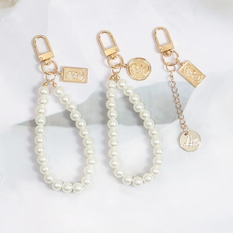 New Imitation Pearl Chain Keychain Exquisite Metal Queen Tag Tassel Keyring for Women Car Bag Airpods Pendant Keyfob Accessories