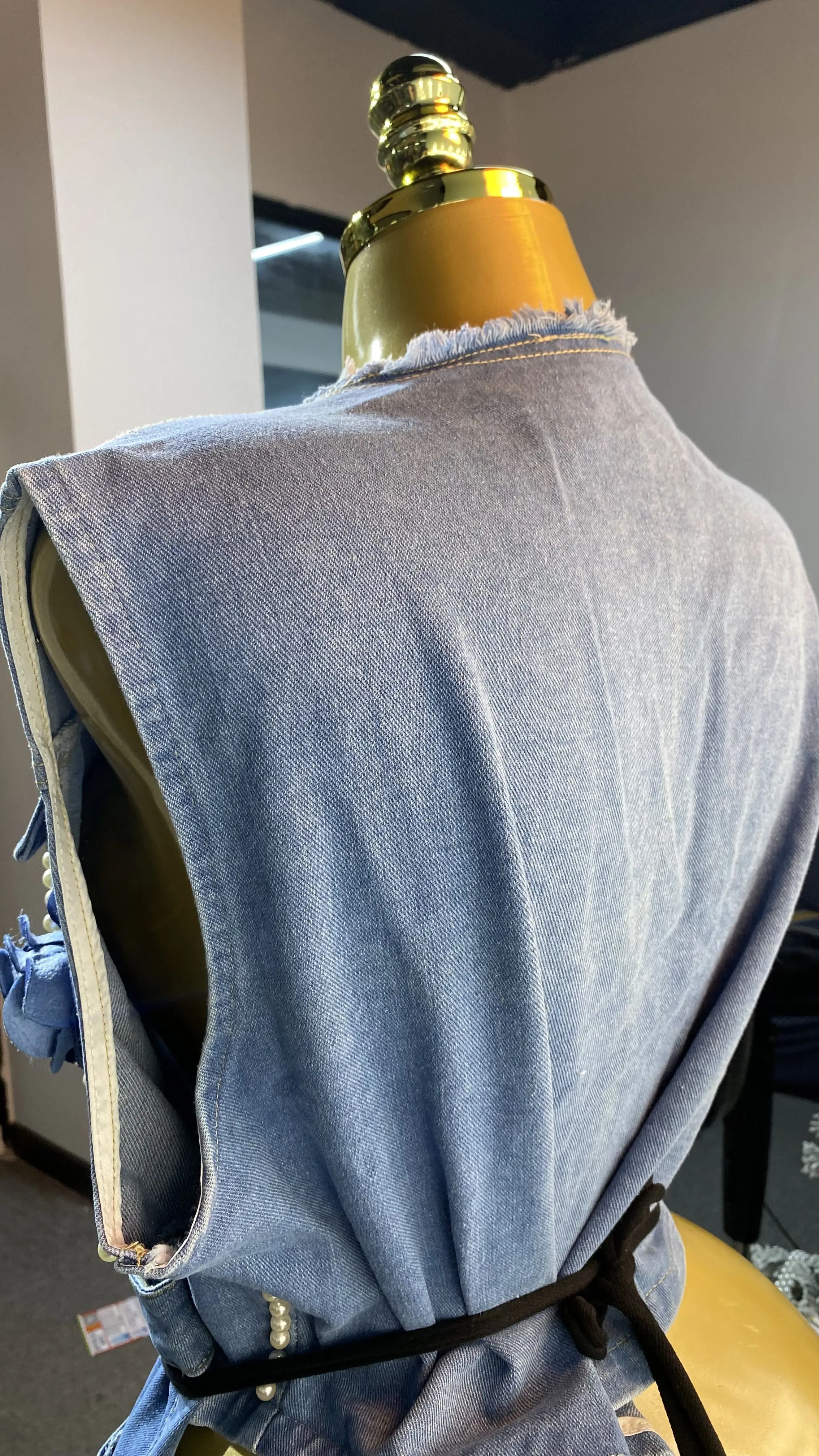 تصميم جديد، بذلة مخصصة بدون أكمام ورقبة على شكل حرف V وحزام قابل للتعديل من قماش الدنيم بطباعة زهور-GZXX224