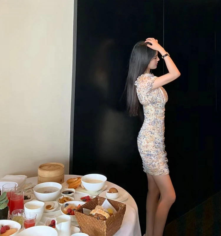 Romantyczna, wyszczuplająca, letnia nowość - spódnica z plisowanymi, bufiastymi rękawami, z wiązaniem w talii i wysokim stanem.