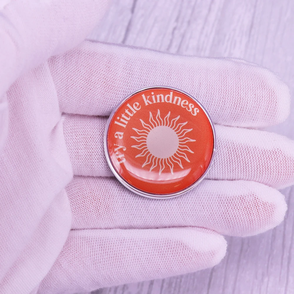 Wypróbuj małą życzliwość Losowy aktor natury słońce ciepła Pomocna emaliowana szpilka