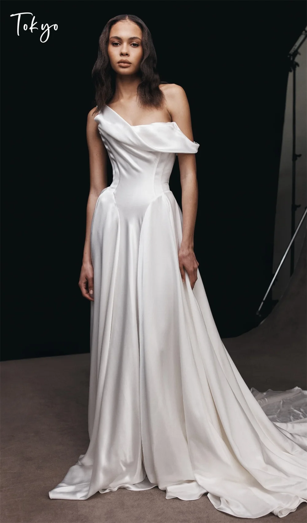 ชุดแต่งงานแบบสั่งตัดสีขาวแบบไหล่เดียวจากโตเกียว แขนกุด ซิปหลัง ผ้าซาติน ทรงเอไลน์ พร้อมชายกระโปรงยาวแบบคอร์ทเทรน ปี 2025