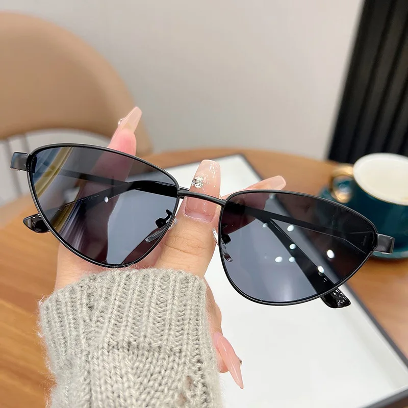 New Fashion Cat Eye Sunglasses for Women Vintage Metal Frame Triangle Decorative Women\'s Sunglasses Sexy Small Cateye Eyeglasses