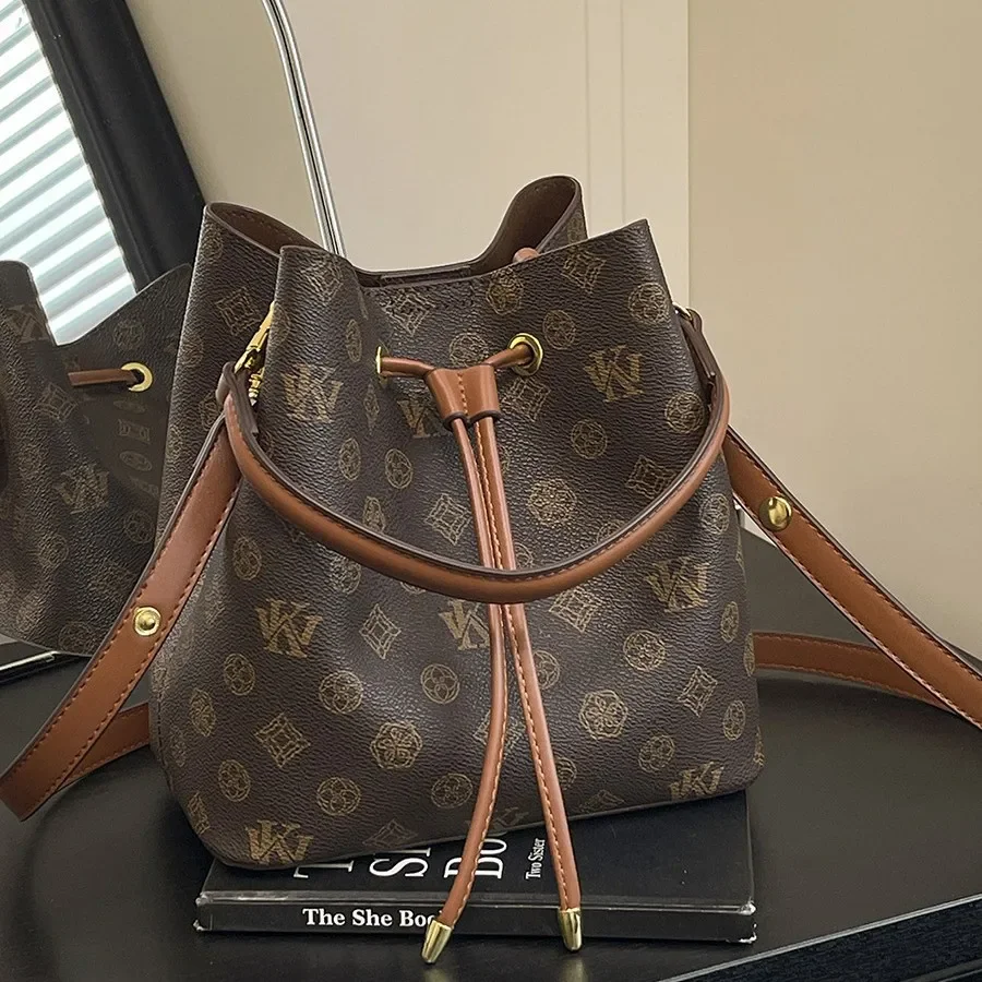 ​ ​ Torba typu hobo 2025 SS, przestronna, wysokiej jakości, z możliwością transformacji na torebkę do ręki i na ramię dla kobiet, teksturowana torba na co dzień i na wieczór.