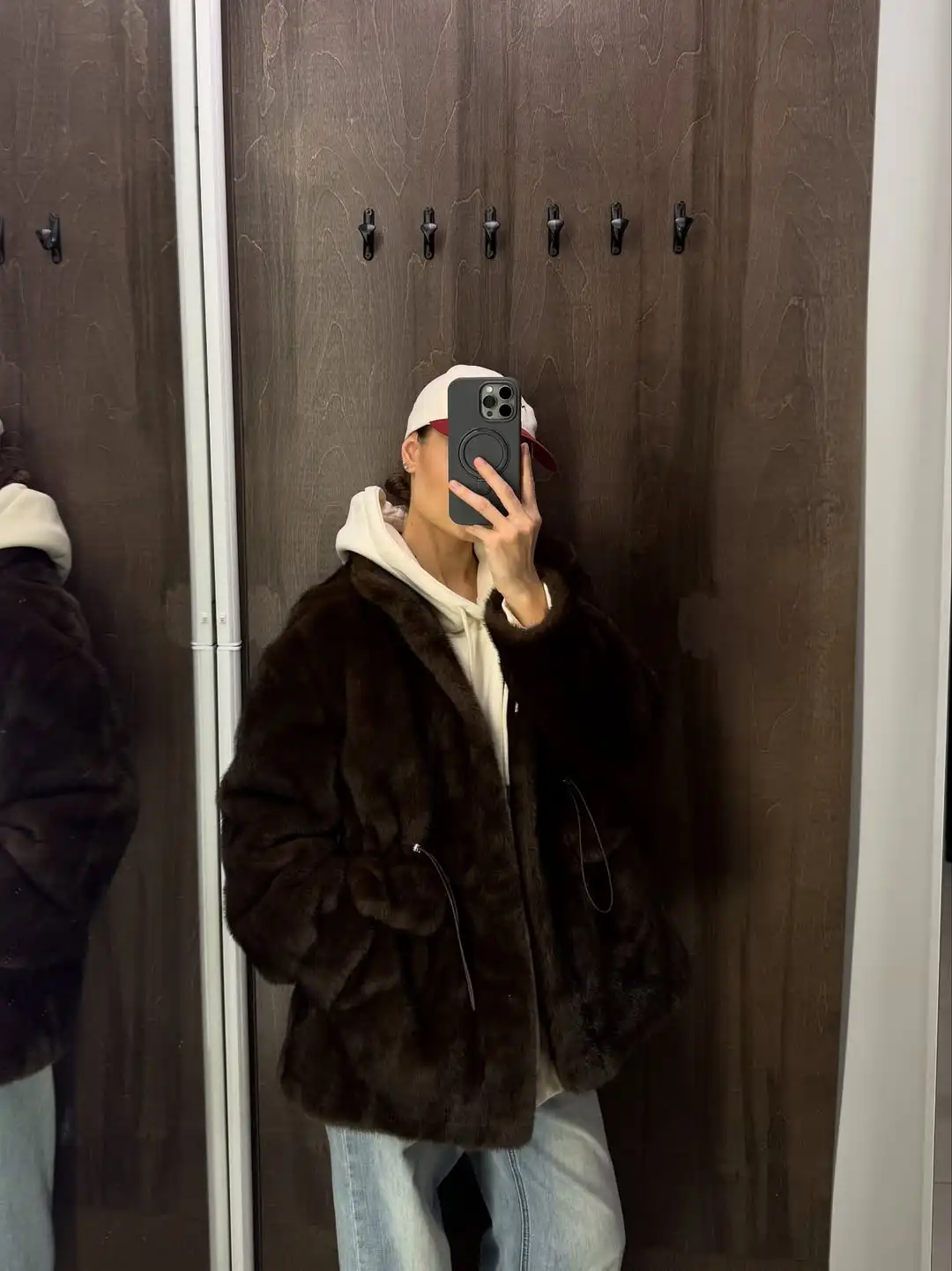 เสื้อโค้ทขนเฟอร์เทียมทรงเข้ารูปพร้อมเชือกรูดเอวสำหรับผู้หญิง ดีไซน์เก๋ไก๋ คอตั้ง แขนยาว มีกระเป๋า เสื้อแจ็คเก็ตอุ่นๆ สำหรับผู้หญิง สวมใส่ได้ทุกวันในฤดูหนาว สไตล์ลำลอง