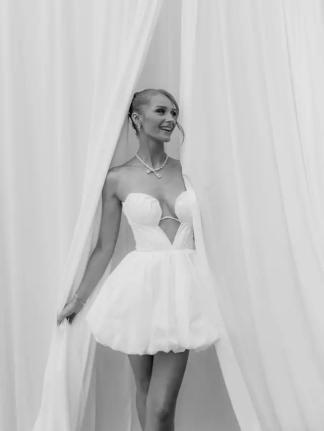 ชุดแต่งงานทรงเอไลน์เรียบง่ายผ้าทาฟเฟต้าแบบสั้น คอวี แขนกุด ชุดเจ้าสาว ชุดแต่งงาน  สามารถสั่งตัดได้