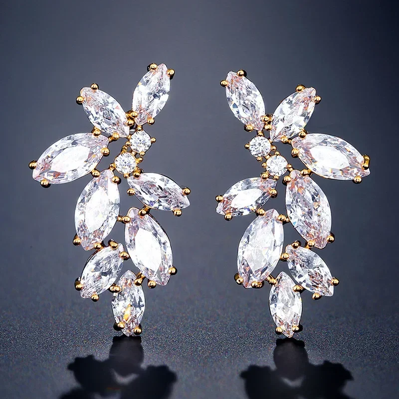 

Classic Cubic Zirconia Cluster Diamond Stud Earrings Diamond Studded Crystal Floral Stud Earring for Women Prom Party Jewelry