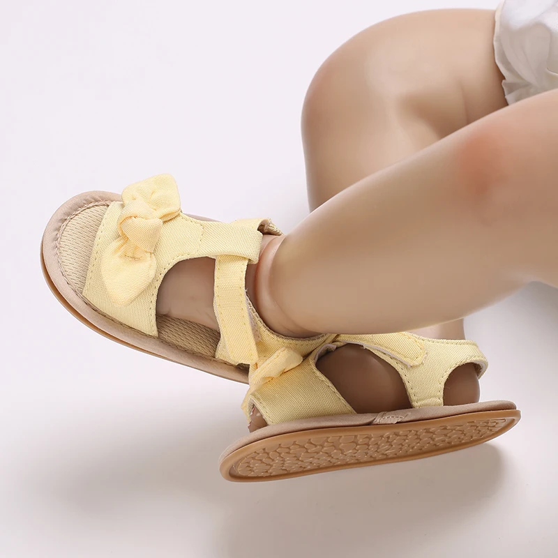 صنادل جديدة غير رسمية ومريحة بلون واحد من عمر 0 إلى 18 شهرًا للفتيات الصغيرات قابلة للتنفس وخفيفة الوزن صنادل صيفية على شكل فراشة
