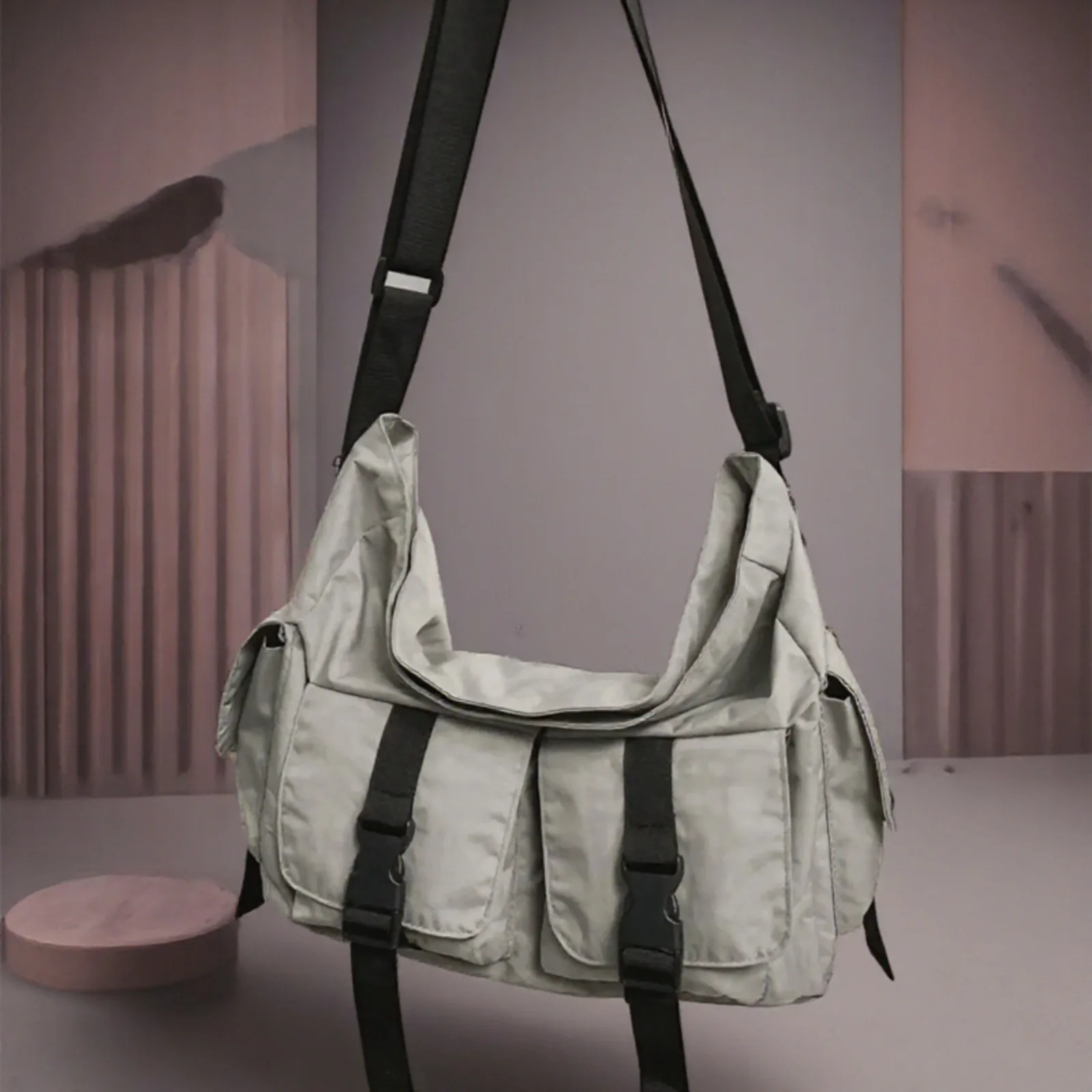 

Легкая сумка через плечо для мужчин. Стильная сумка через плечо для спецодежды. Идеально подходит для студентов, поездок на работу и повседневного использования.