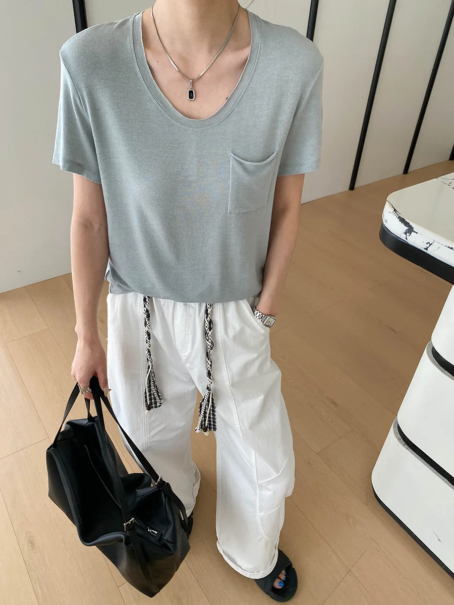 Sommerliches Damen-T-Shirt mit Rundhalsausschnitt, Tasche und lockeren kurzen Ärmeln – Detail 12