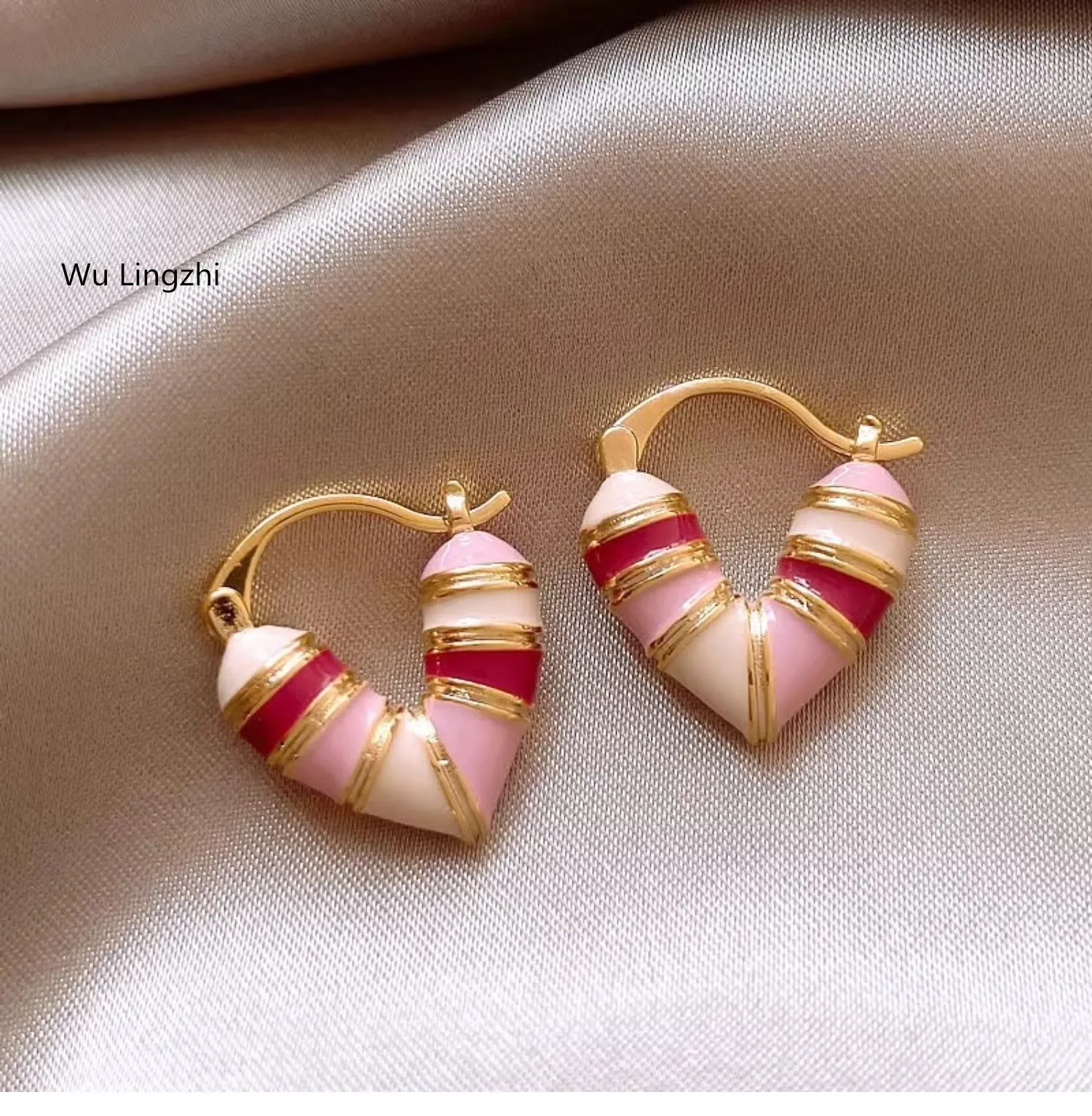 

Wu Lingzhi British Design Pink Drip Glaze Heart Earrings Female Luxury Top Quality Unique New Arrive