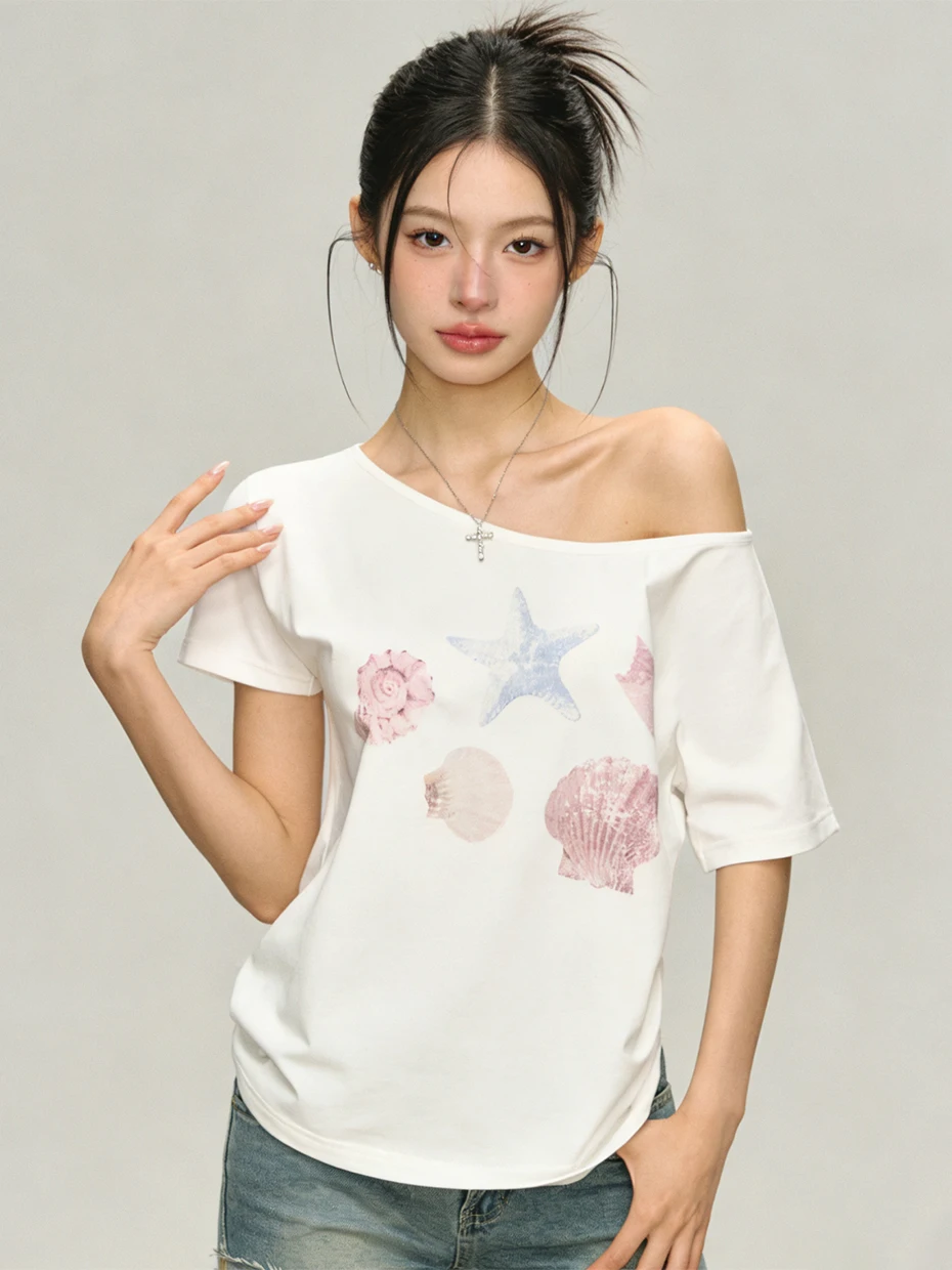 

Женская летняя свободная футболка с асимметричным вырезом на плече и принтом в американском стиле, с коротким рукавом, подчеркивающая фигуру