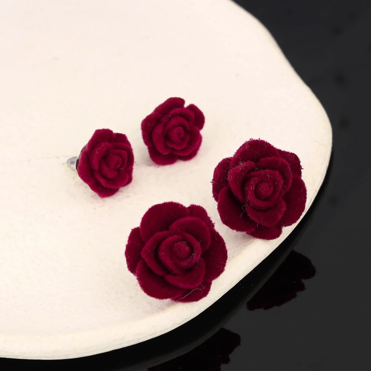 Fashionable, minimalist, and personalized red velvet flower earrings and earrings gift