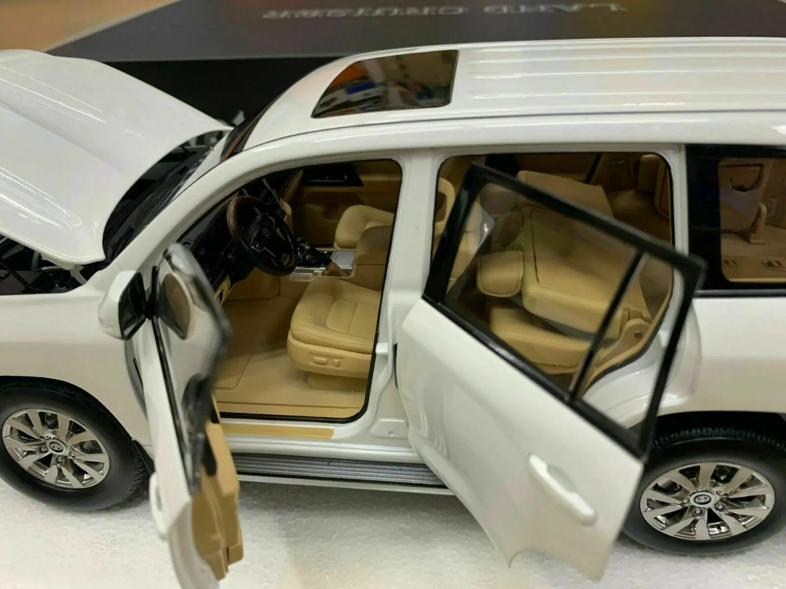 Keng Fai Land Cruiser White Edition 1:18 High-Quality SUV Left Rudder