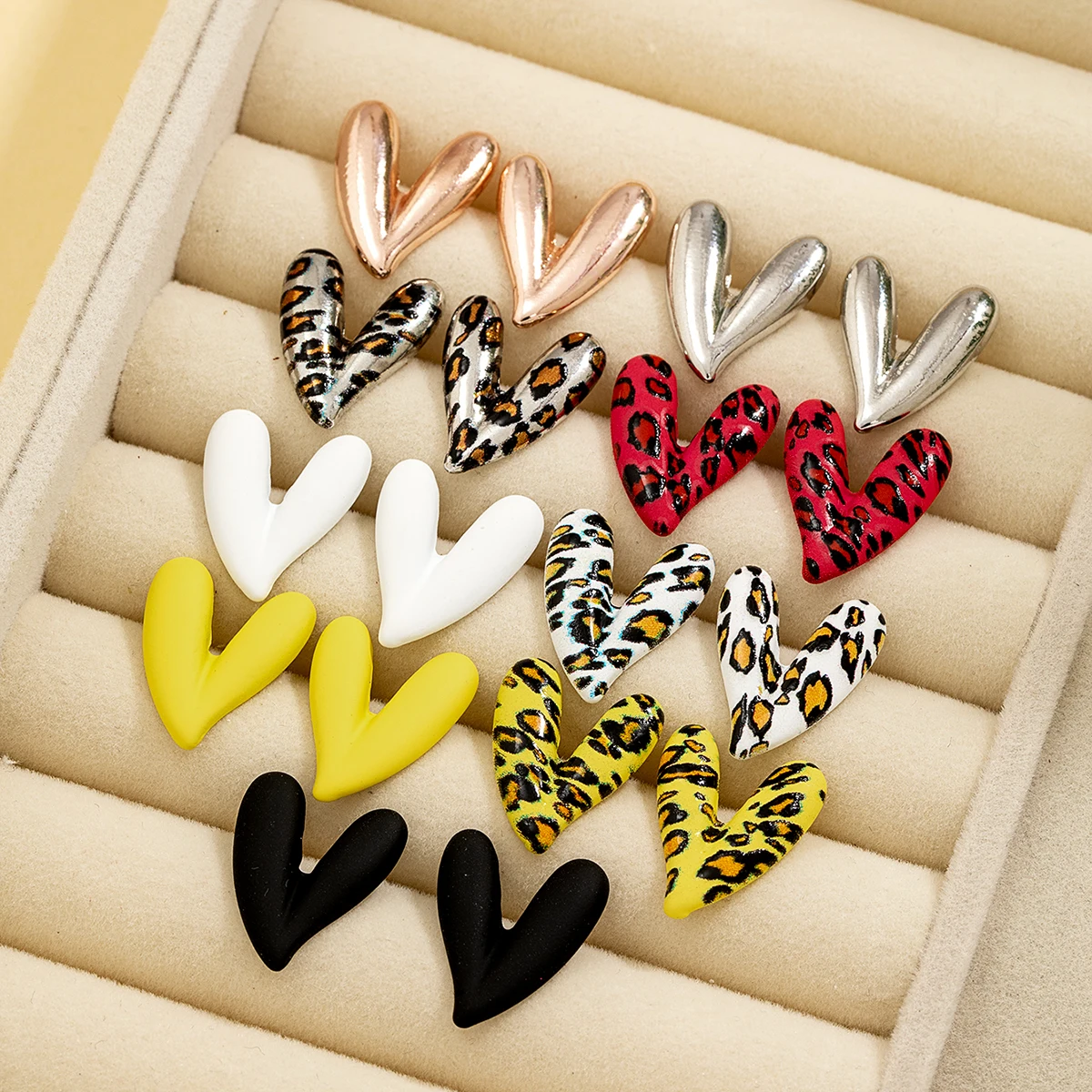 1 pair of fashionable and sexy colored painted leopard print heart-shaped earrings for women, versatile for daily use